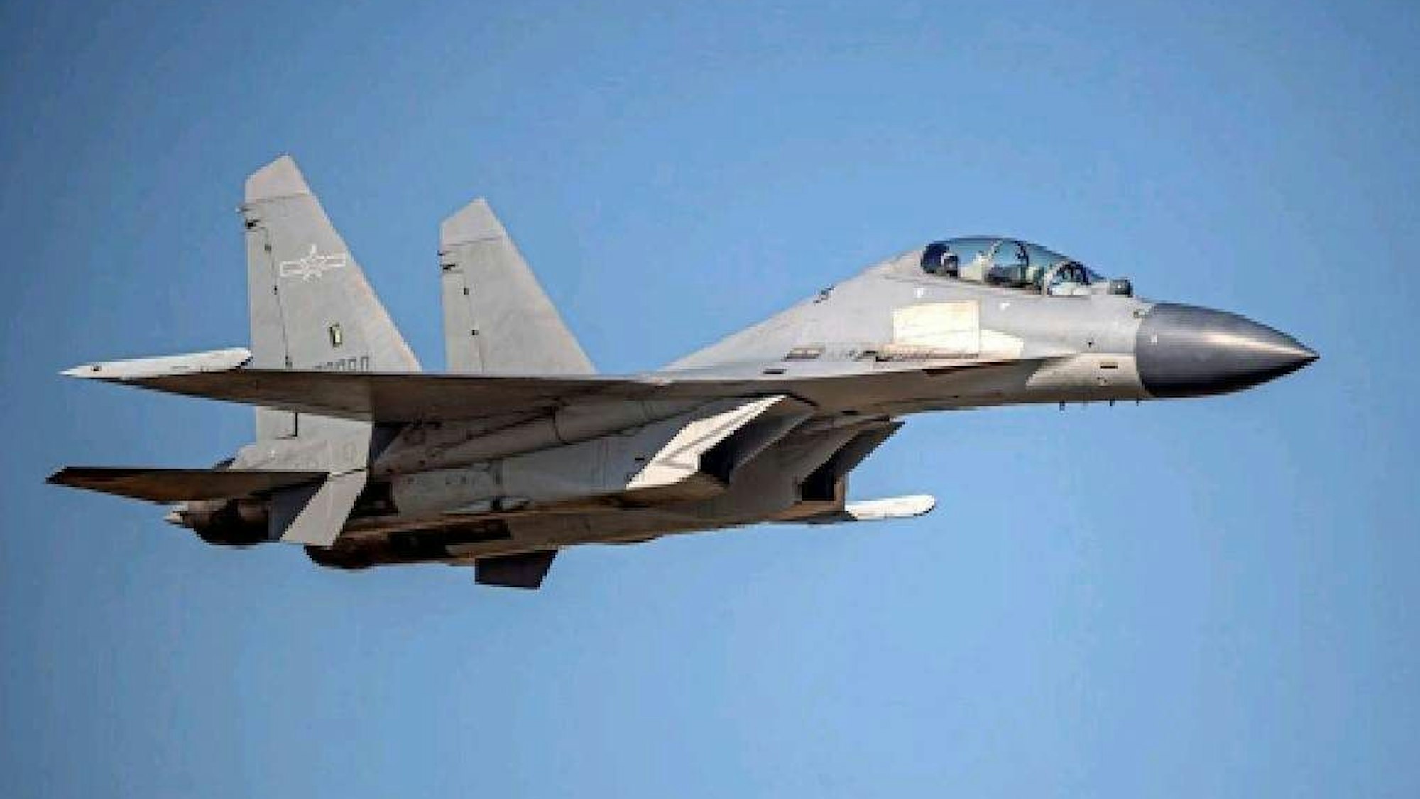 Undatiertes Foto eines chinesischen Kampfjets J-16: 27 Kampfflugzeuge dringen am Mittwoch (3. August) in Taiwans Luftraum ein.