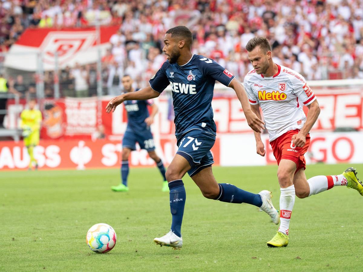 Linton Maina vom 1. FC Köln behauptet den Ball gegen Benedikt Saller.