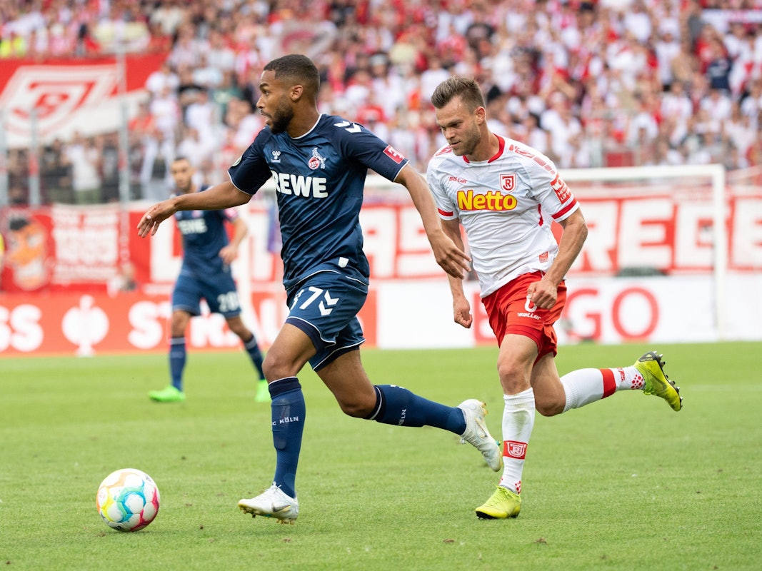 Linton Maina vom 1. FC Köln behauptet den Ball gegen Benedikt Saller.