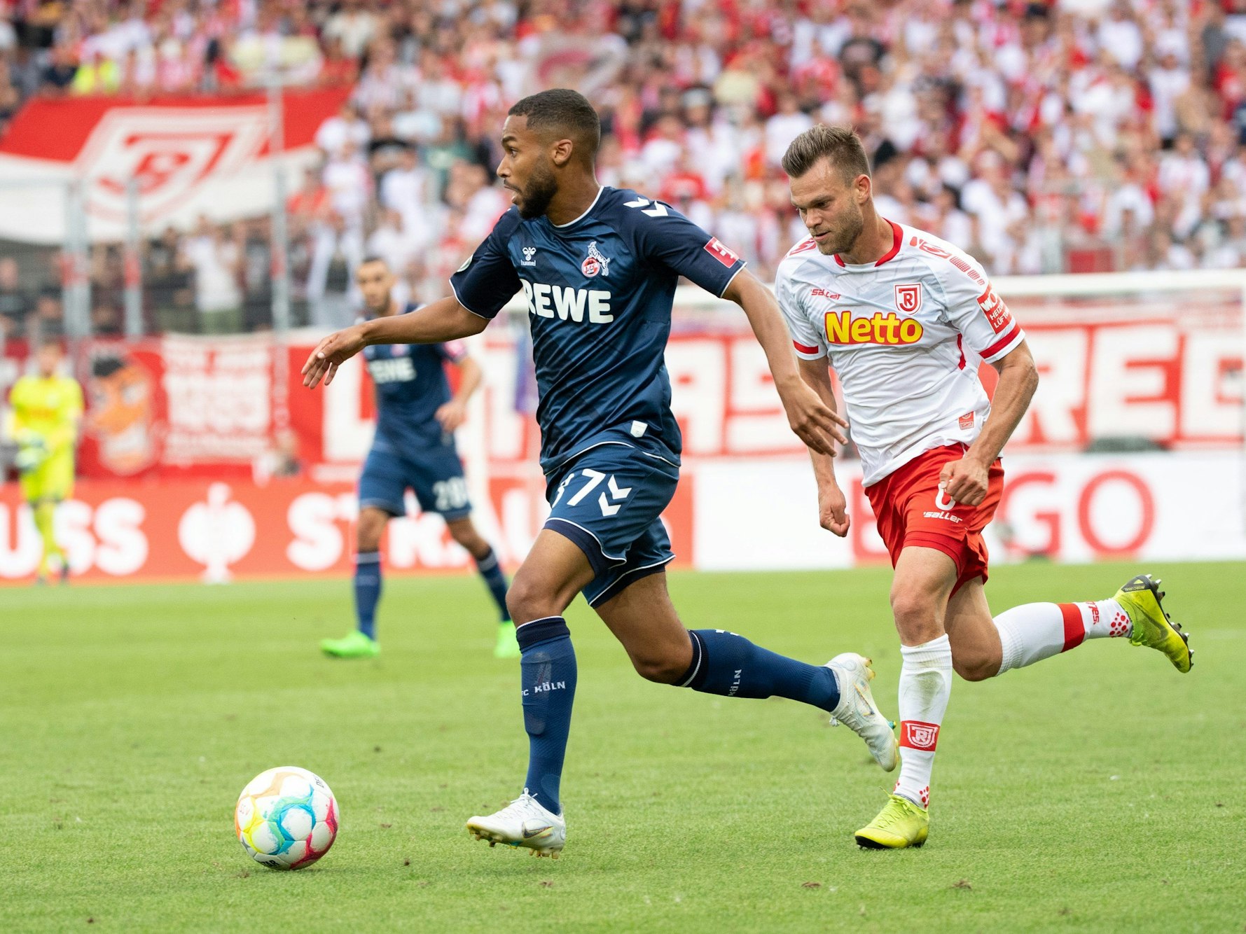 Linton Maina vom 1. FC Köln behauptet den Ball gegen Benedikt Saller.