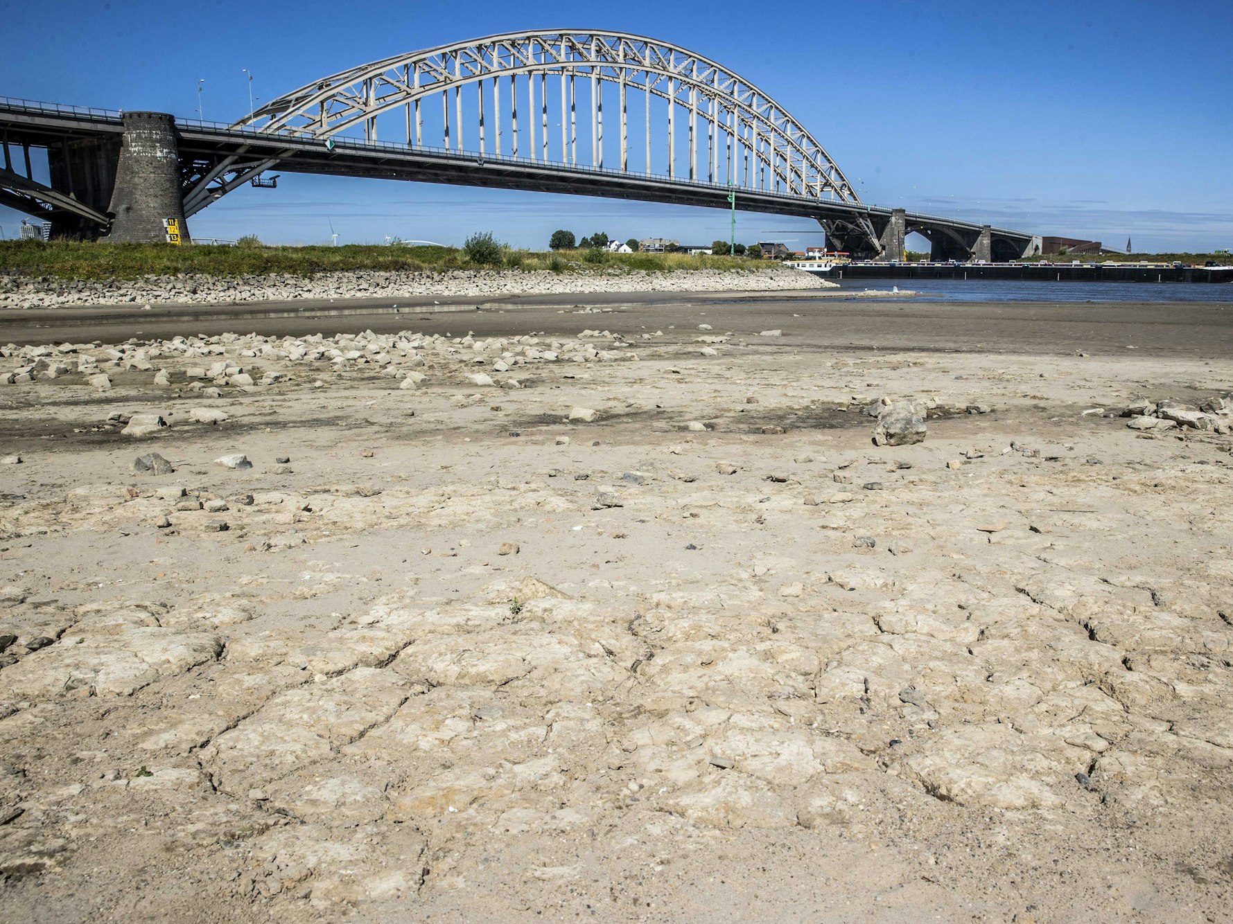 Dieses Foto zeigt das Niedrigwasser im niederländischen Fluss Waal Ende Juli.