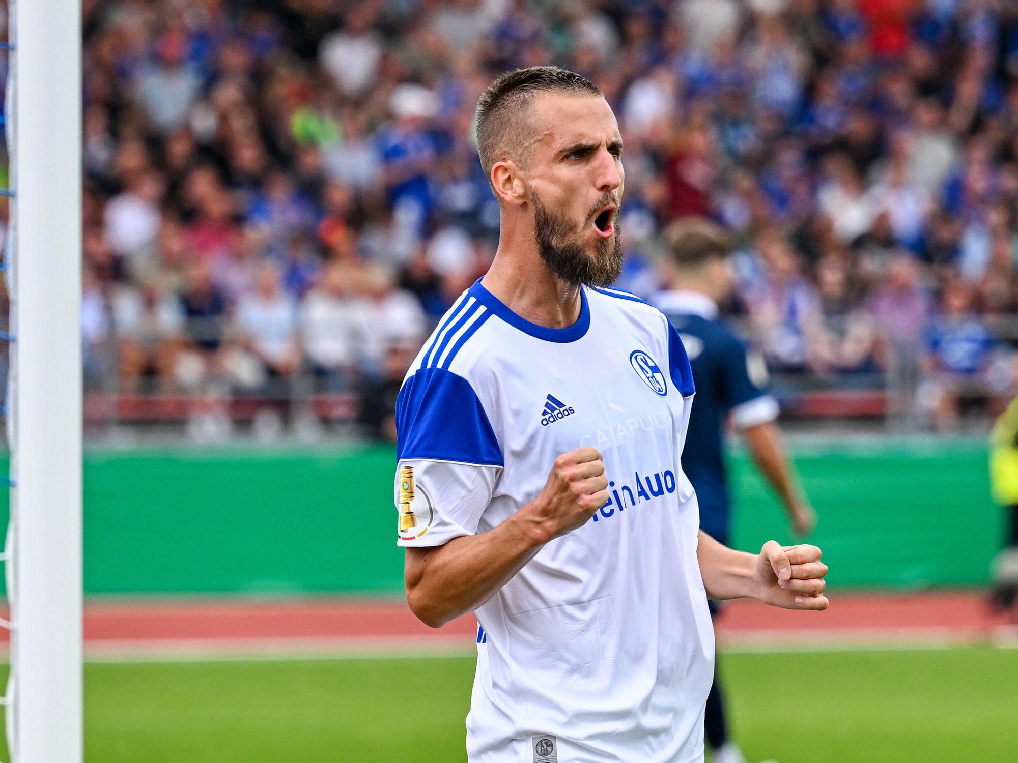 Dominick Drexler FC Schalke 04 24 trifft zum 3:0 und freut sich.