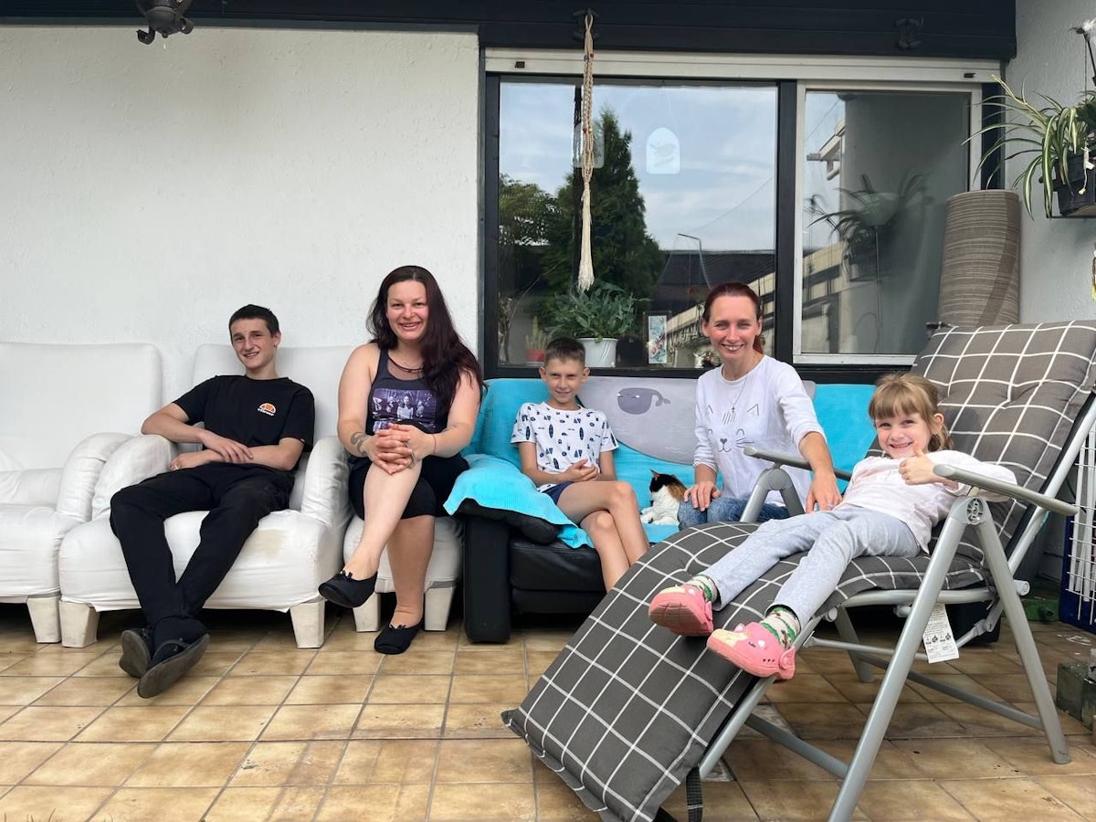 Lida (2.v. l.) in ihrem Haus in Bocklemünd, zusammen mit Anya (2. v. r.) und Danya (l.) sowie Anyas Kindern Misha und Miroslawa (r.).