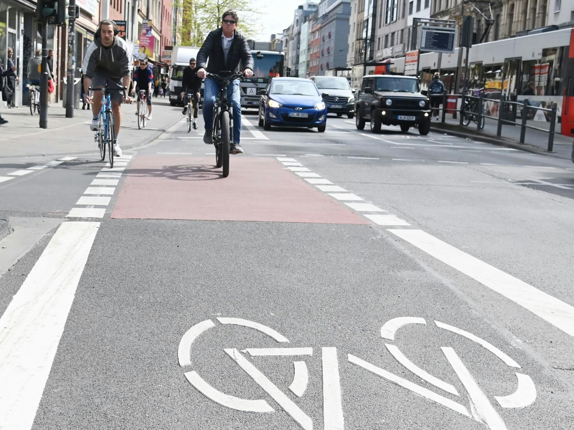 Fahrradfahrer fahren auf einem Radweg: In Köln entstehen immer mehr Radwege (Foto vom 21. April 2022) – wie hier an der Aachener Straße.