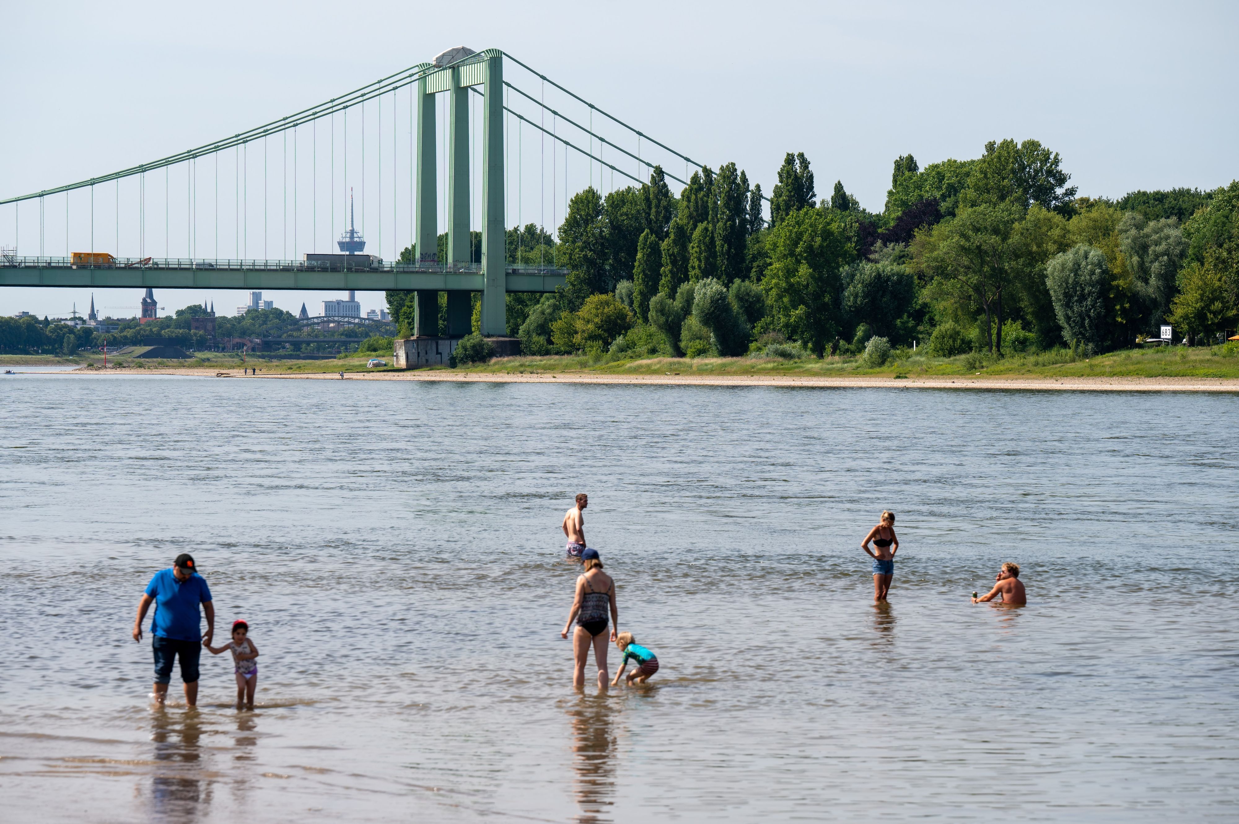 In den nächsten Tagen wird es heiß in Köln. Der Deutsche Wetterdienst (DWD) hat eine entsprechende Hitze-Warnung herausgegeben. Unser Foto zeigt Badende am Rhein in Rodenkrichen.