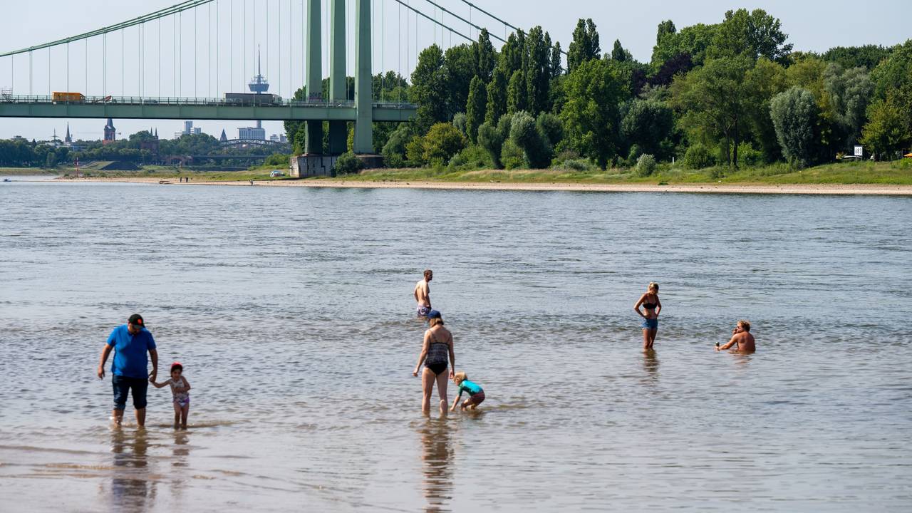 In den nächsten Tagen wird es heiß in Köln. Der Deutsche Wetterdienst (DWD) hat eine entsprechende Hitze-Warnung herausgegeben. Unser Foto zeigt Badende am Rhein in Rodenkrichen.