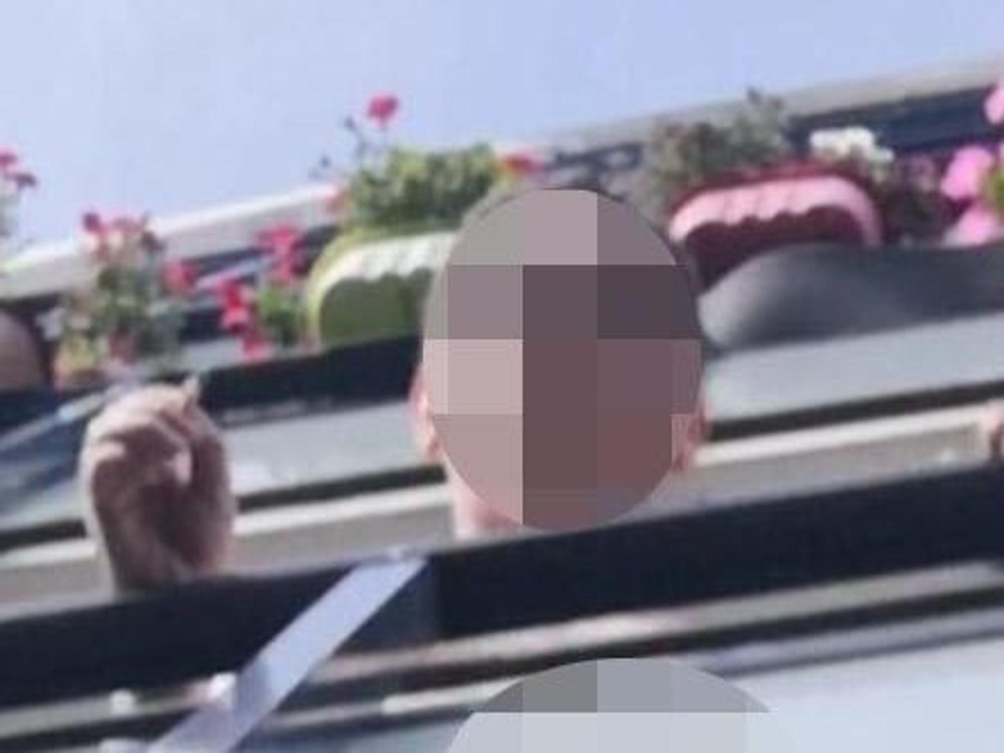 Louzef B. beugt sich über den Balkon.