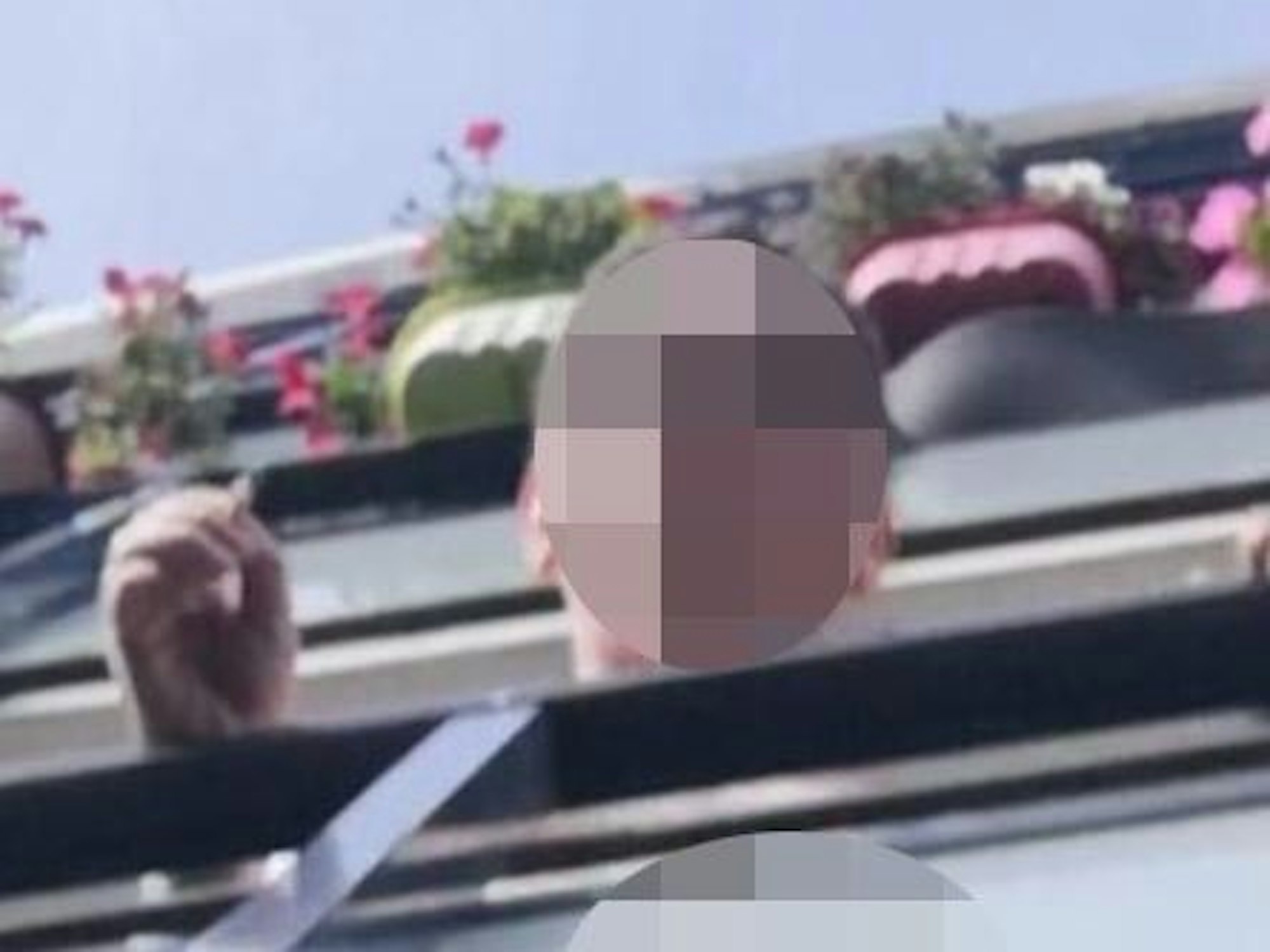 Louzef B. beugt sich über den Balkon.