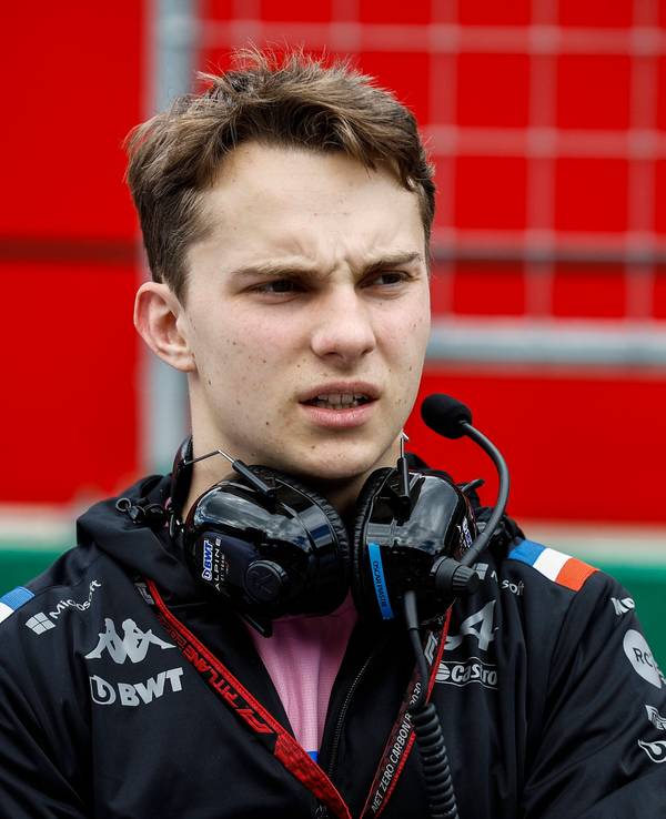 Oscar Piastri, Ersatzfahrer bei Alpine, schaut skeptisch vor dem Großen Preis von Österreich.