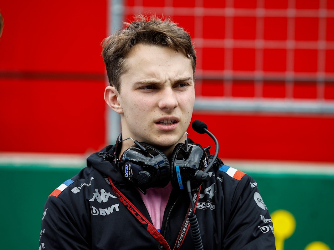 Oscar Piastri, Ersatzfahrer bei Alpine, schaut skeptisch vor dem Großen Preis von Österreich.