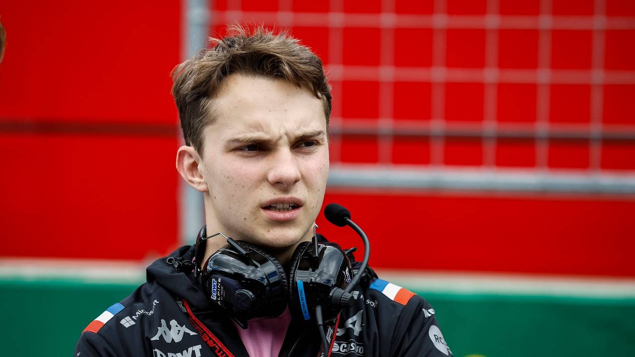 Oscar Piastri, Ersatzfahrer bei Alpine, schaut skeptisch vor dem Großen Preis von Österreich.