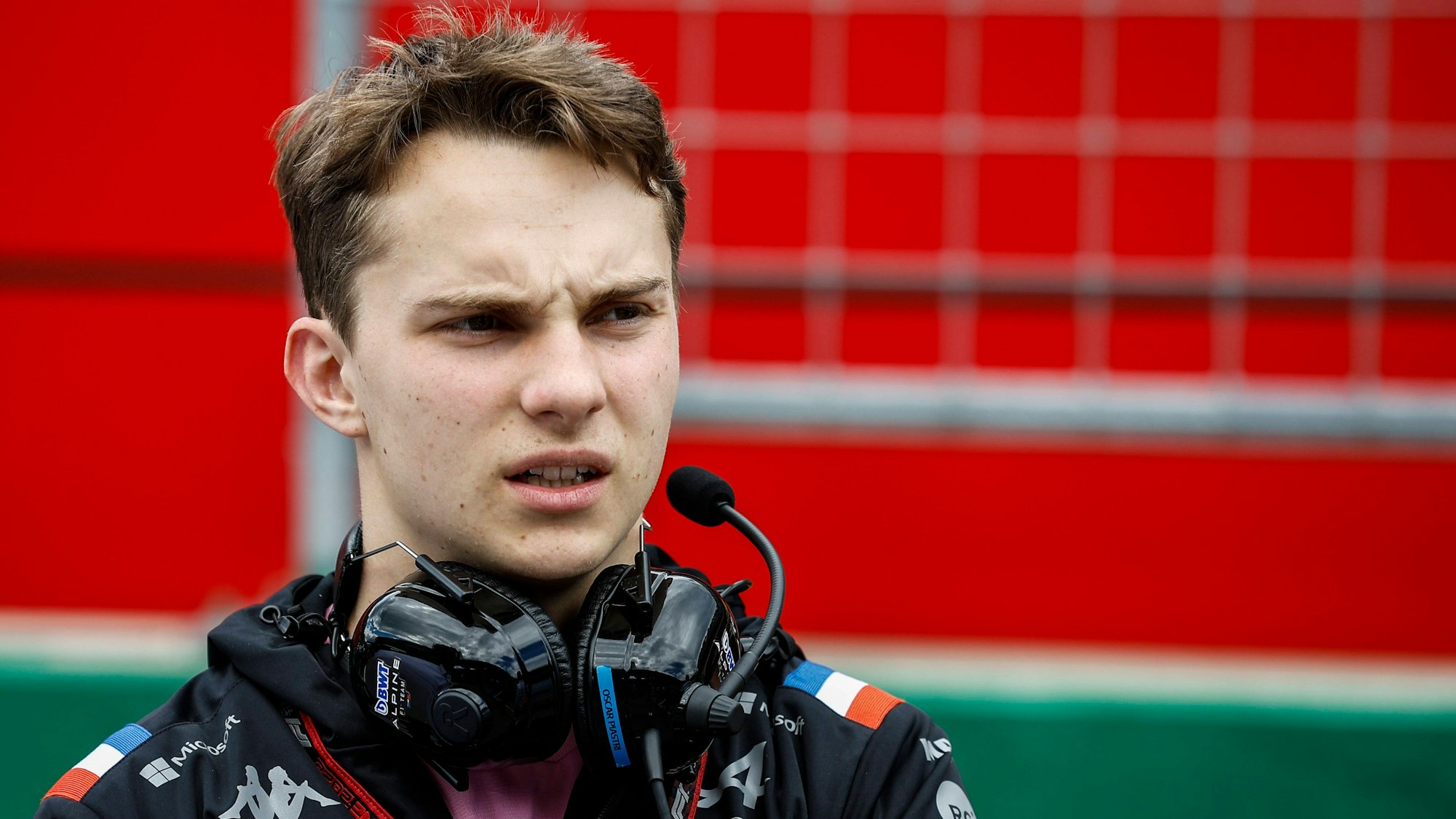 Oscar Piastri, Ersatzfahrer bei Alpine, schaut skeptisch vor dem Großen Preis von Österreich.