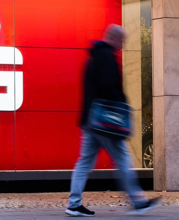 Ein Fußgänger läuft an einer Filiale der Sparkasse vorbei. Ein beliebter Service wird in Kürze abgeschafft.