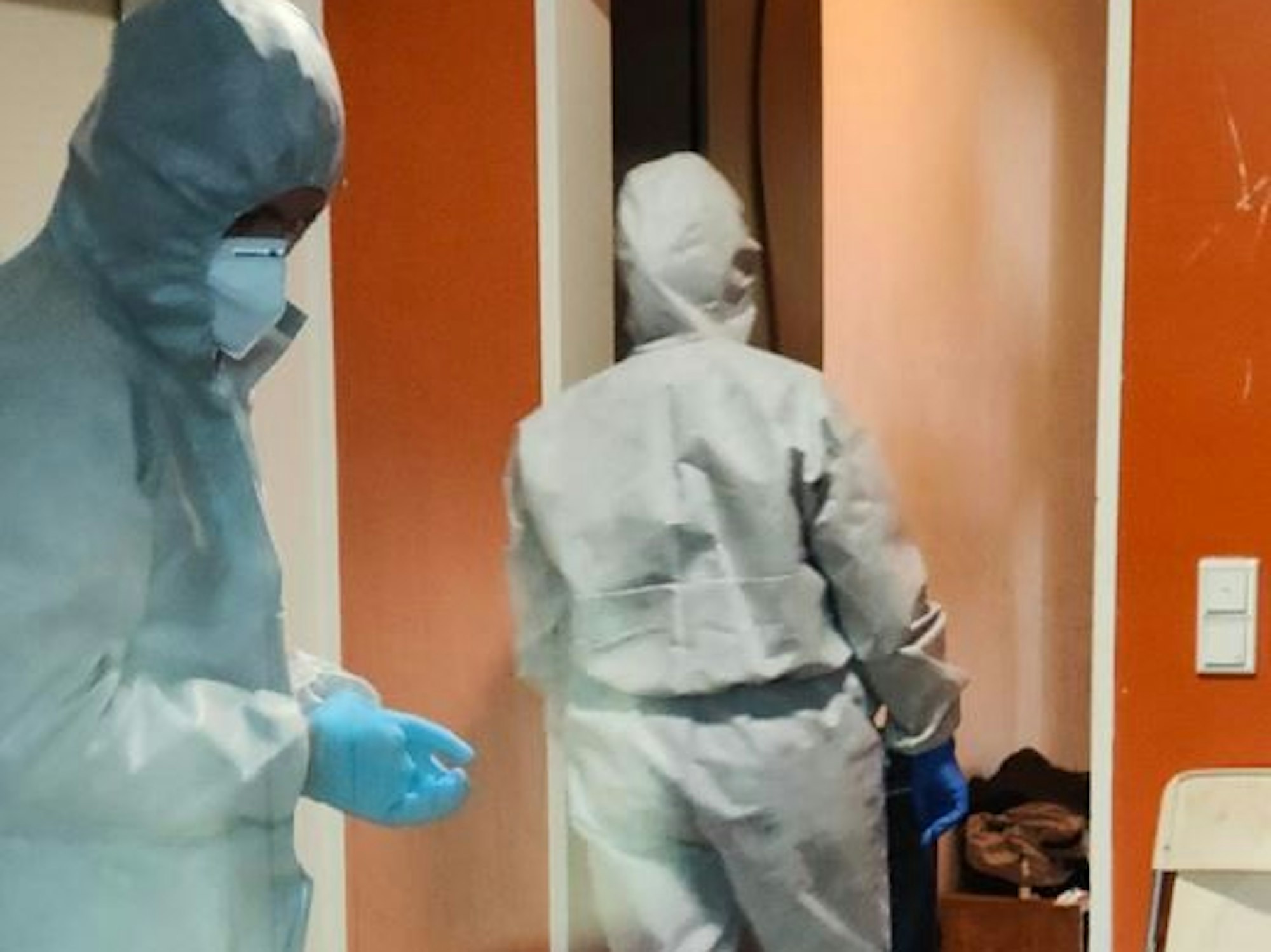 Einsatzkräfte der Polizei sichern Spuren am Tatort.