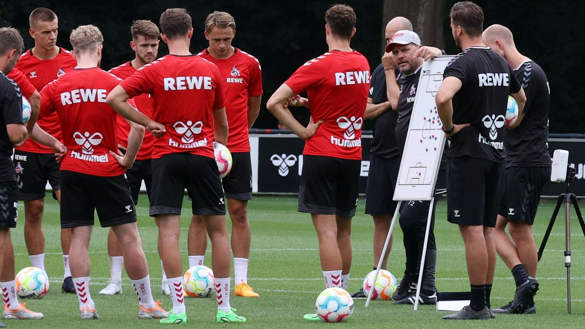 Steffen Baumgart holt im Training des 1. FC Köln die Taktik-Tafel heraus.