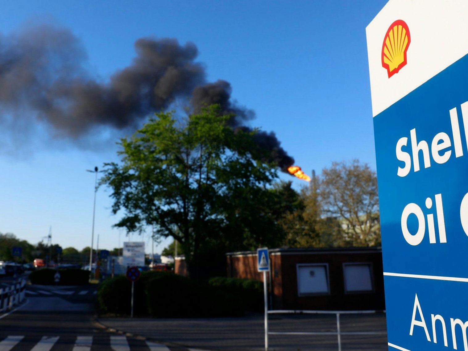 Eine Rauchsäule steigt am 19. April 2019 über einer Raffinerie-Fackel der Shell-Raffinerie in Köln-Godorf auf.