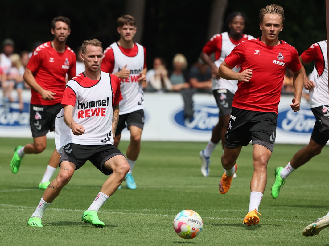 Ondrej Duda im Zweikampf mit Mathias Olesen