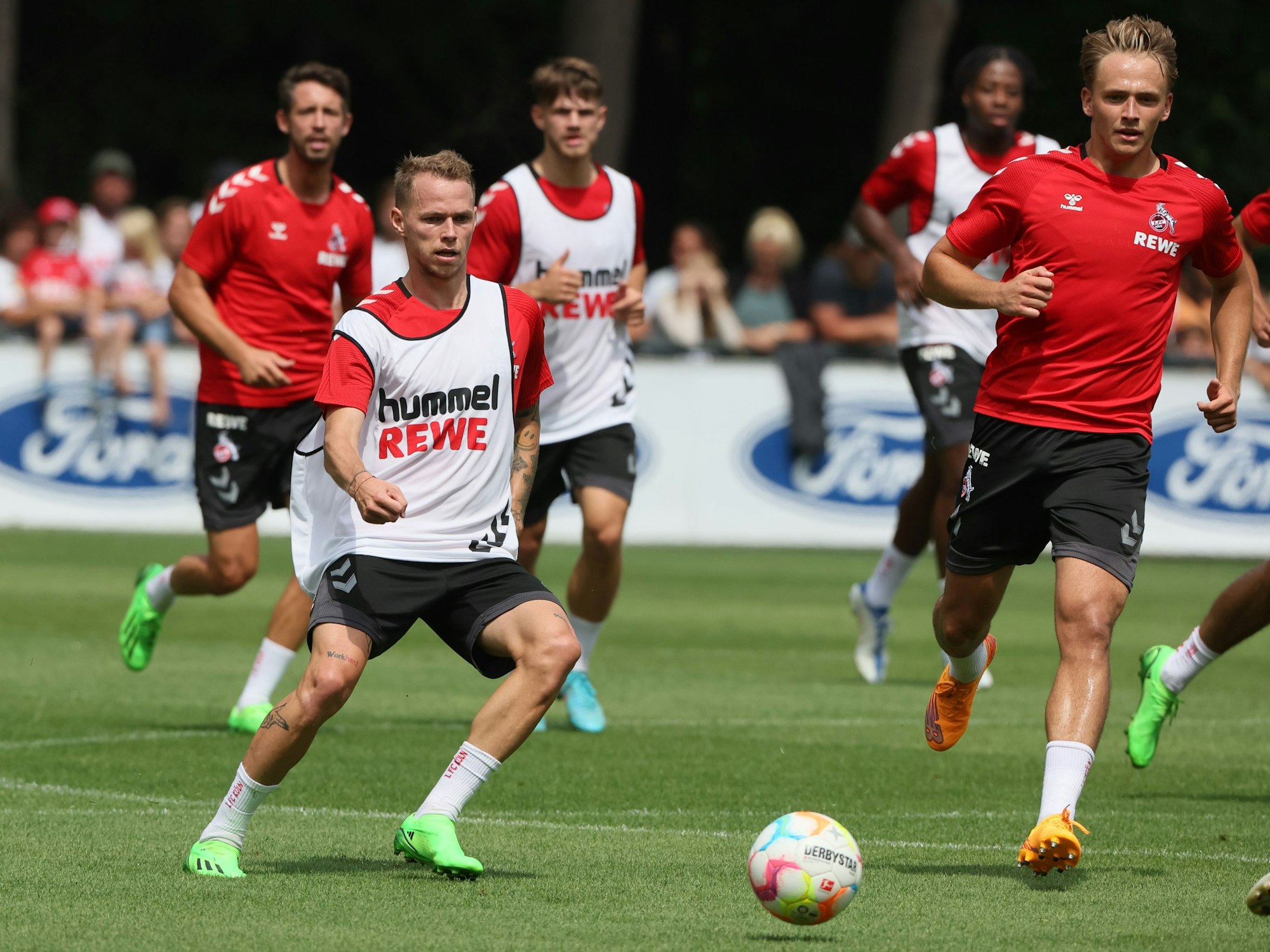 Ondrej Duda im Zweikampf mit Mathias Olesen