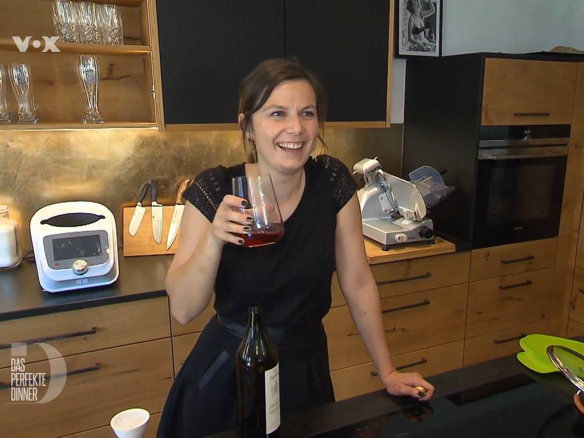 Schon beim Vorbereiten der Jus fürs Wild gönnt sich Kathy beim „perfekten Dinner“ ein Glas von dem guten Wein.