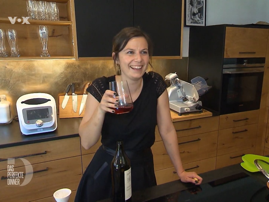 Schon beim Vorbereiten der Jus fürs Wild gönnt sich Kathy beim „perfekten Dinner“ ein Glas von dem guten Wein.