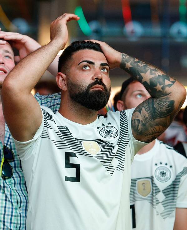 Männliche Fußball-Fans verfolgen ein Deutschland-Spiel der WM 2018 im Bierkönig auf Mallorca und schlagen die Hände über dem Kopf zusammen.