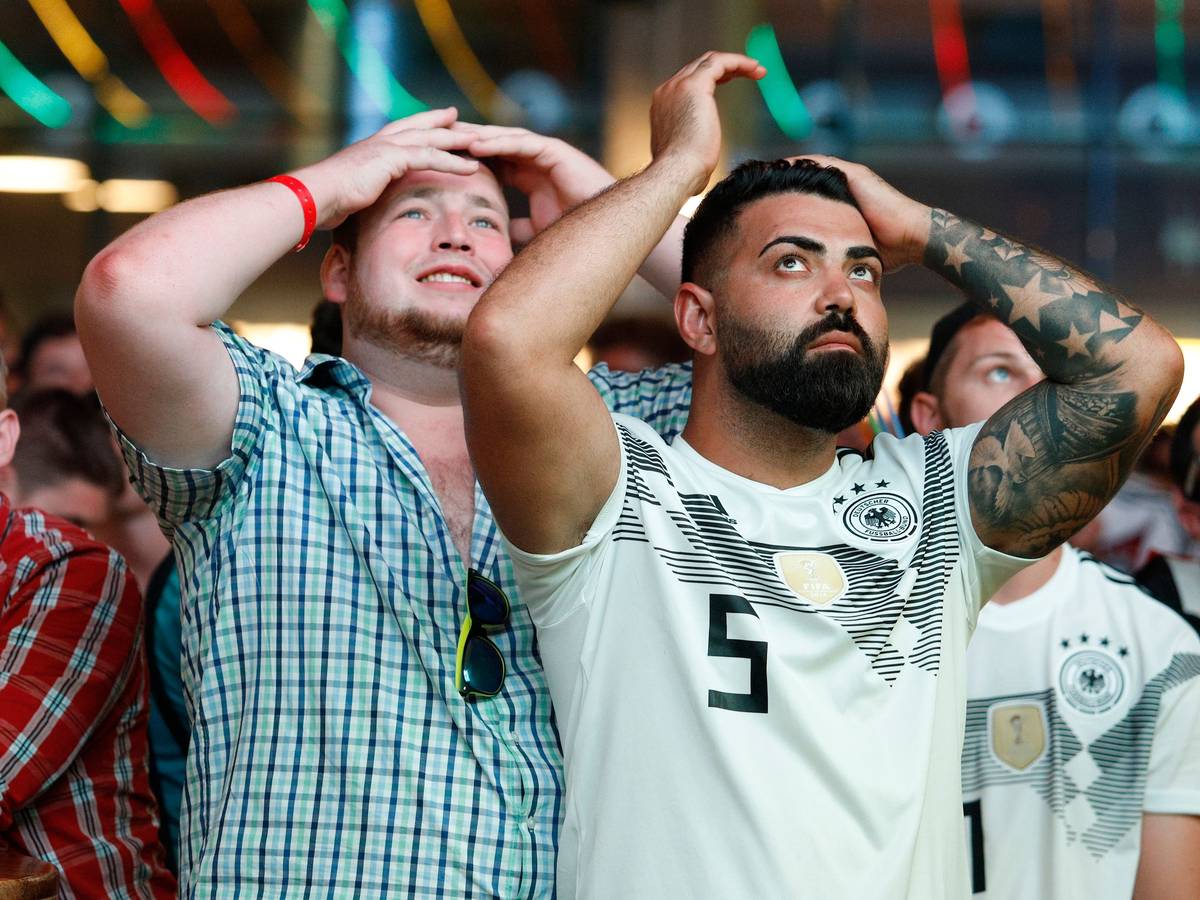 Männliche Fußball-Fans verfolgen ein Deutschland-Spiel der WM 2018 im Bierkönig auf Mallorca und schlagen die Hände über dem Kopf zusammen.