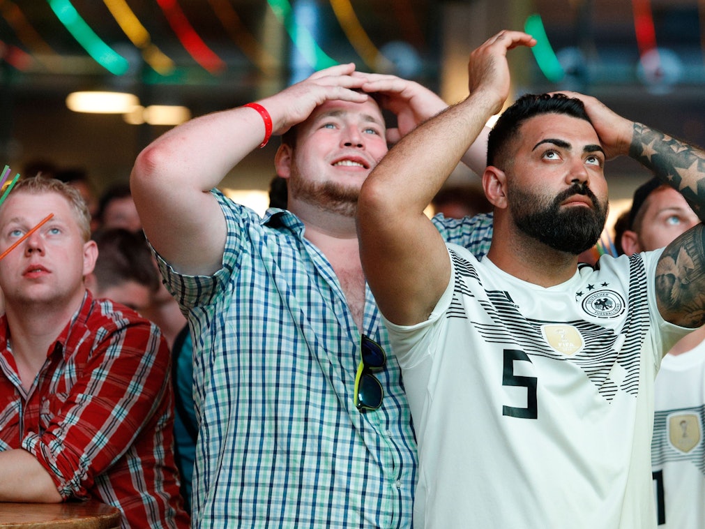 Männliche Fußball-Fans verfolgen ein Deutschland-Spiel der WM 2018 im Bierkönig auf Mallorca und schlagen die Hände über dem Kopf zusammen.