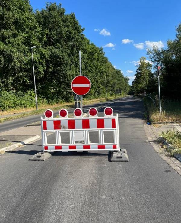 Eine Straße-Sperre: Nachdem ein Motorradfahrer auf einer Spur aus Hafermilch ausgerutscht war, wurde der Mauspfad zwischen Köln-Lind und Troisdorf am 3. August 2022 gesperrt.