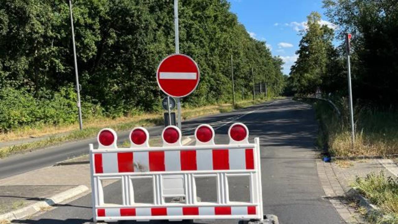 Eine Straße-Sperre: Nachdem ein Motorradfahrer auf einer Spur aus Hafermilch ausgerutscht war, wurde der Mauspfad zwischen Köln-Lind und Troisdorf am 3. August 2022 gesperrt.