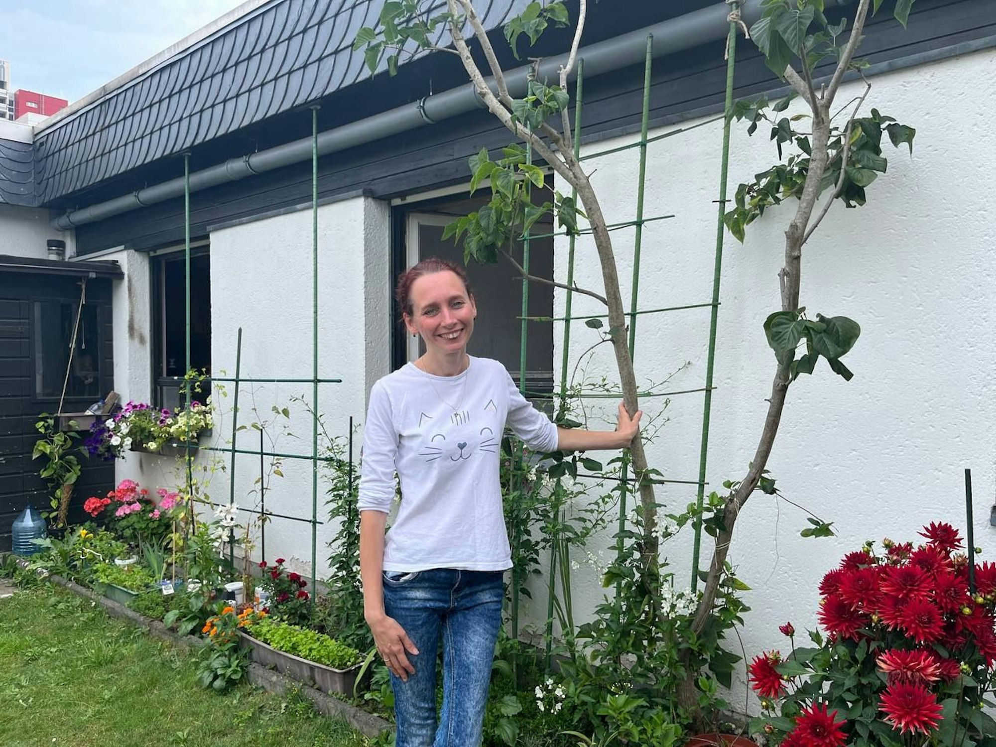 Anya ist zusammen mit ihren Kindern aus Mykolajiw geflüchtet. Manchmal ertappt sie sich noch immer dabei, wie sie potentielles Brennholz berechnet – Bäume, Holzbänke, ein Park.