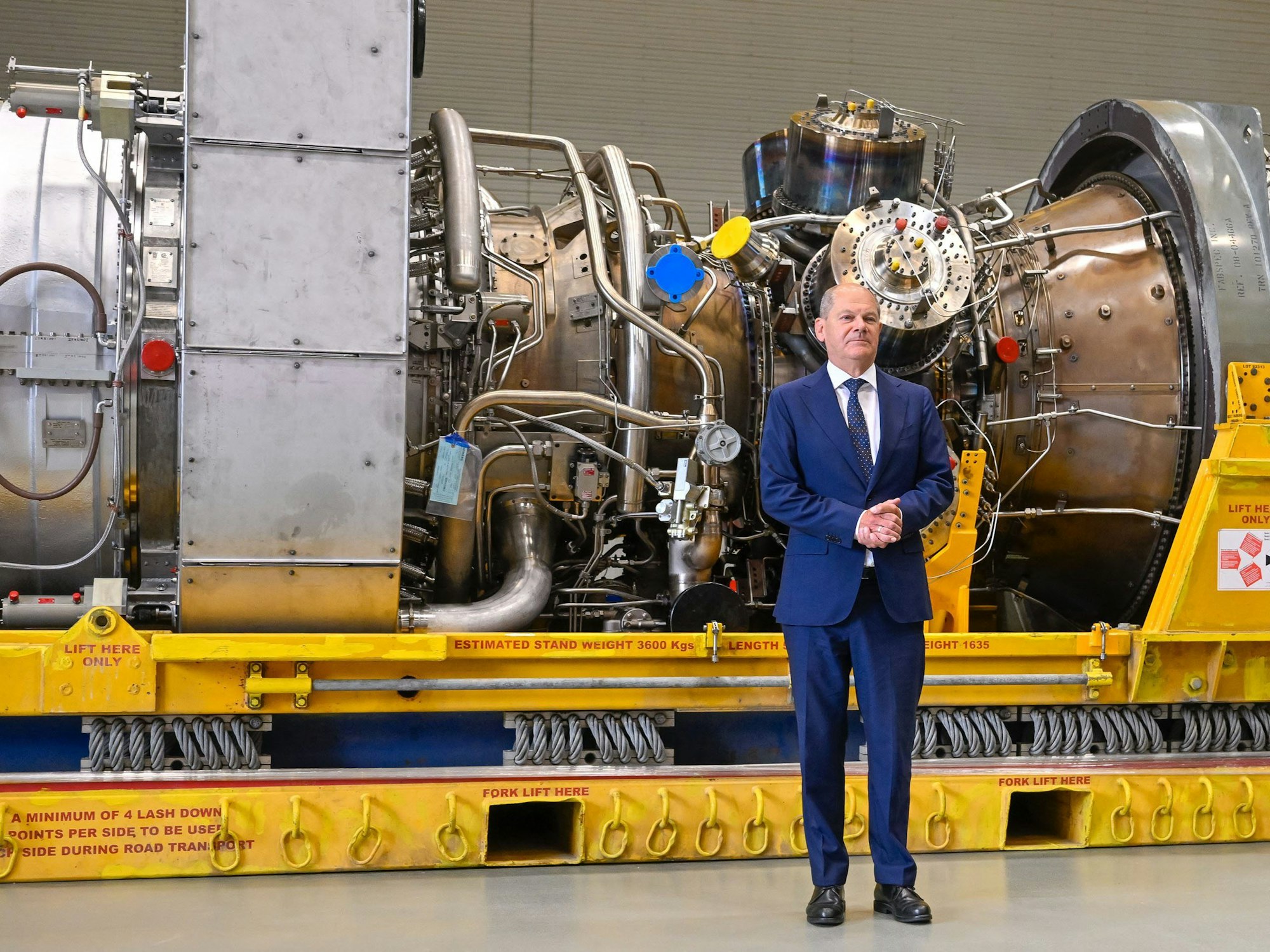 Bundeskanzler Olaf Scholz (SPD) steht am Mittwoch (3. August) vor der in Kanada für die Erdgas-Pipeline Nordstream 1 gewarteten Turbine in Mülheim an der Ruhr. Der Kreml reagierte sofort.