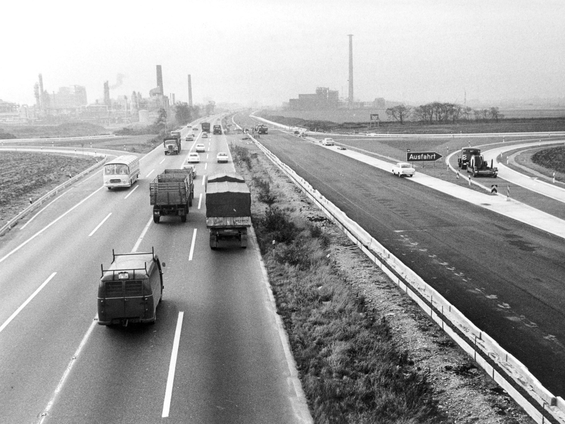 Eine Archivaufnahme der Autobahn A555 zwischen Köln und Bonn mit Autos auf der Fahrbahn.