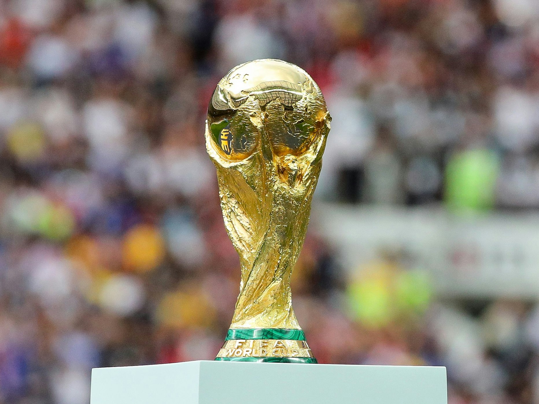 Fußball: WM 2018, Frankreich - Kroatien, Finalrunde Finale im Luschnikistadion. Der Weltmeister-Pokal steht auf einem Podest.