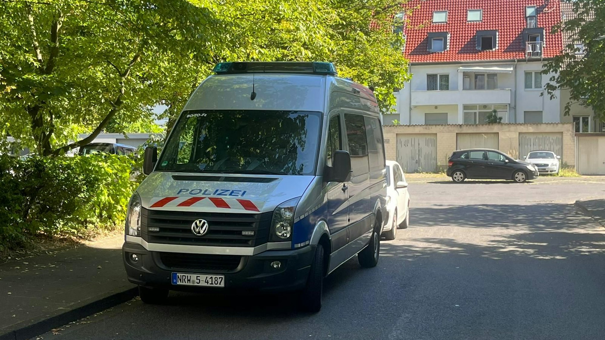 Ein Fahrzeug der Polizei parkt an einer Straße.