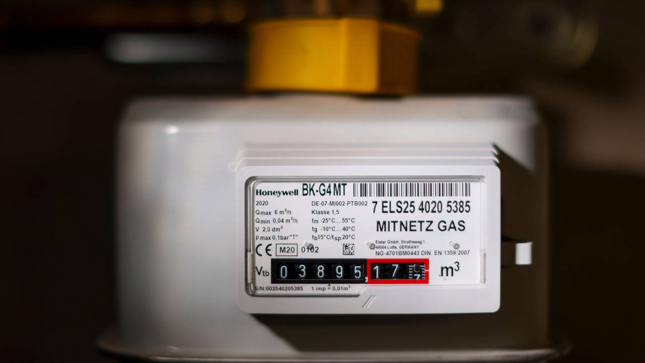 Russlands Gasverknappung schlägt sich auf die Preise für Verbraucherinnen und Verbraucher durch, auch Kundinnen und Kunden von RheinEnergie müssen ab Herbst mehr zahlen. Lohnt sich da ein Wechsel? Ein Gaszähler hängt in unserem Symbolbild im Keller eines Einfamilienhauses.
