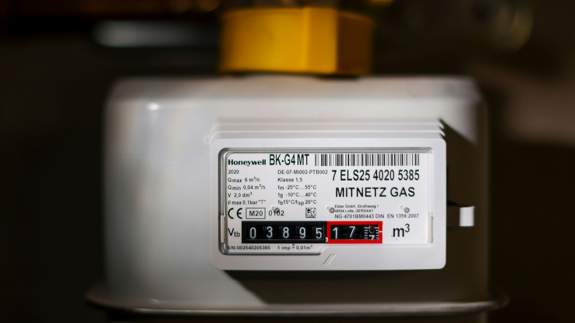 Russlands Gasverknappung schlägt sich auf die Preise für Verbraucherinnen und Verbraucher durch, auch Kundinnen und Kunden von RheinEnergie müssen ab Herbst mehr zahlen. Lohnt sich da ein Wechsel? Ein Gaszähler hängt in unserem Symbolbild im Keller eines Einfamilienhauses.