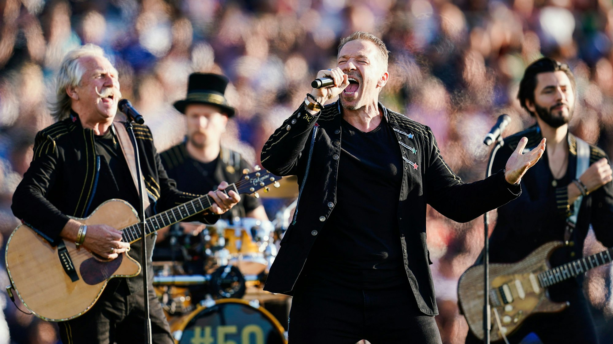 Die Höhner performen beim CHIO in Aachen auf der Bühne.