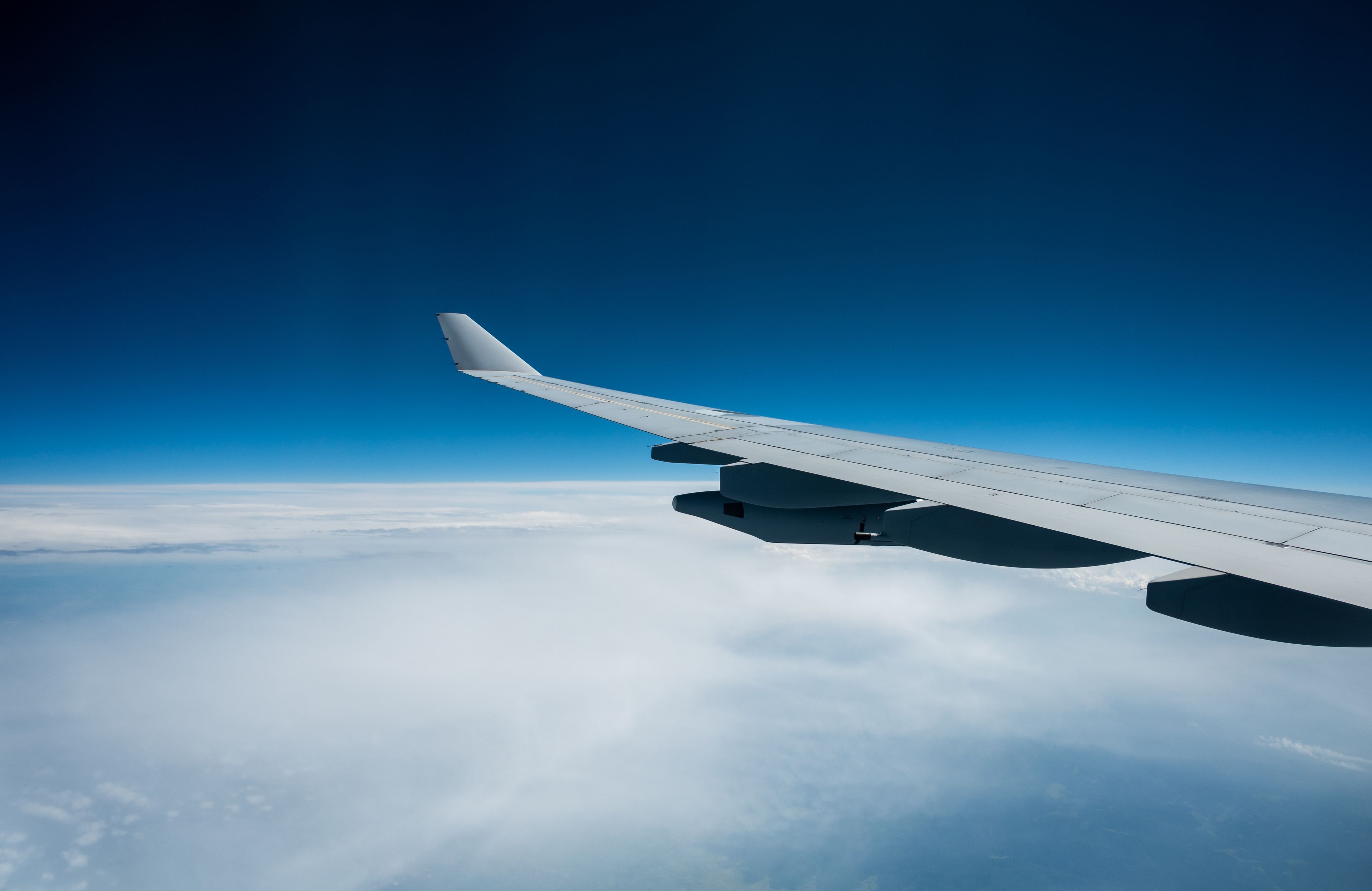 Blick auf die Tragflächen eines Airbus A333 (Symbolbild): Eine Maschine diesen Typs geriet über dem Ostchinesischen Meer in Not und musste in Taiwan notlanden.