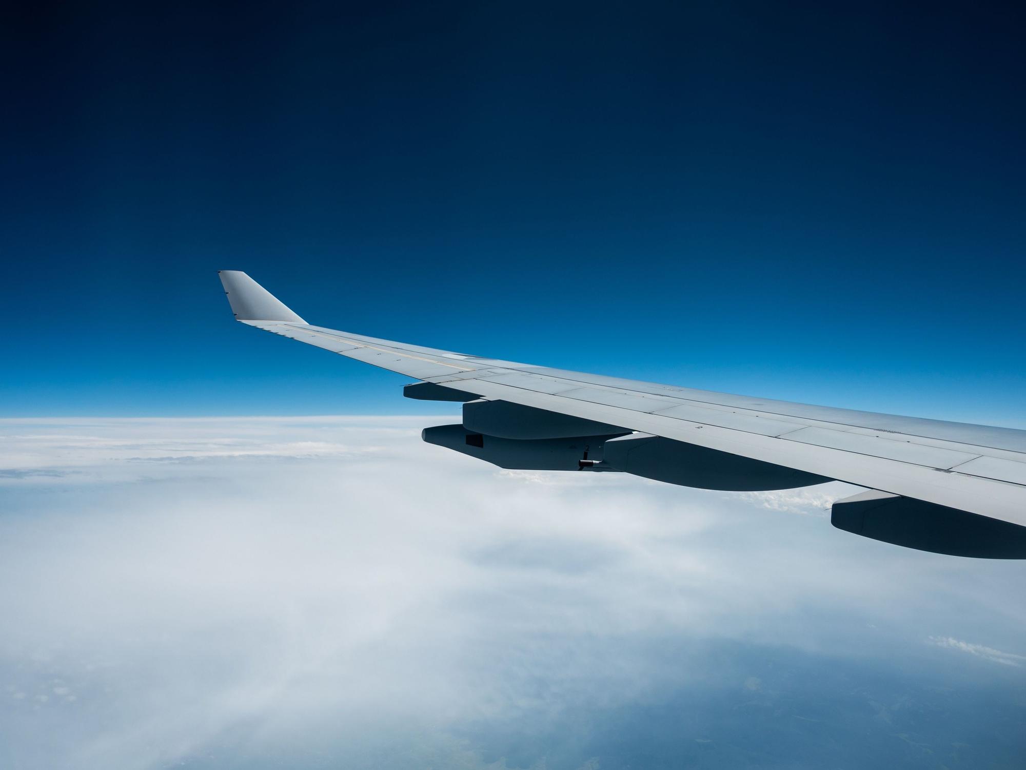 Blick auf die Tragflächen eines Airbus A333 (Symbolbild): Eine Maschine diesen Typs geriet über dem Ostchinesischen Meer in Not und musste in Taiwan notlanden.