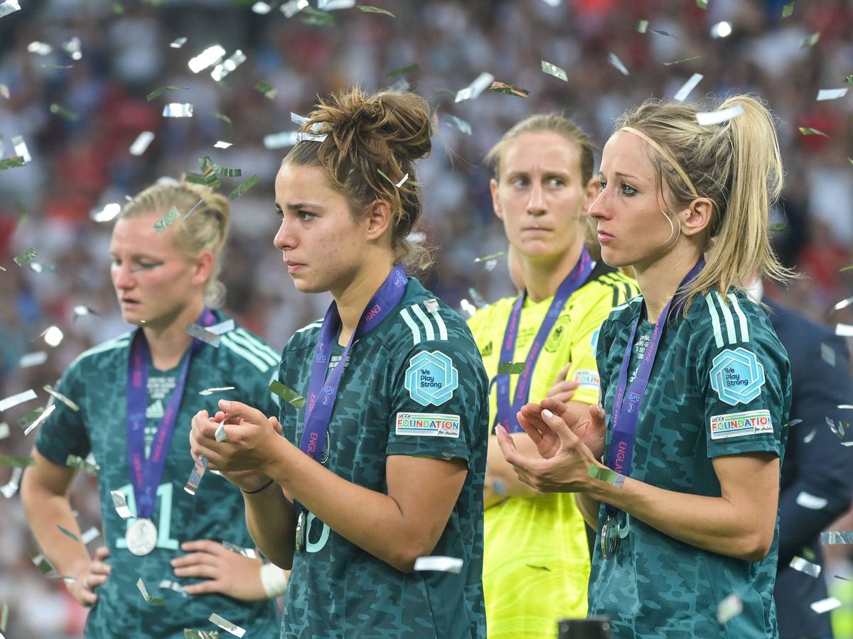 Deutschlands Nationalspielerinnen Alexandra Popp, Lena Oberdorf, Ann-Katrin Berger und Kathrin Hendrich trauern nach dem verlorenen EM-Finale gegen England.