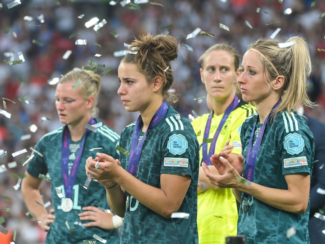Deutschlands Nationalspielerinnen Alexandra Popp, Lena Oberdorf, Ann-Katrin Berger und Kathrin Hendrich  trauern nach dem verlorenen EM-Finale gegen England.