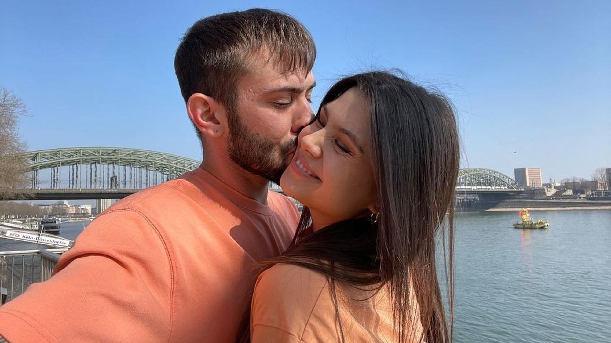 Daniele Negroni küsst Freundin Davina auf einem Instagram-Foto auf die Wange.