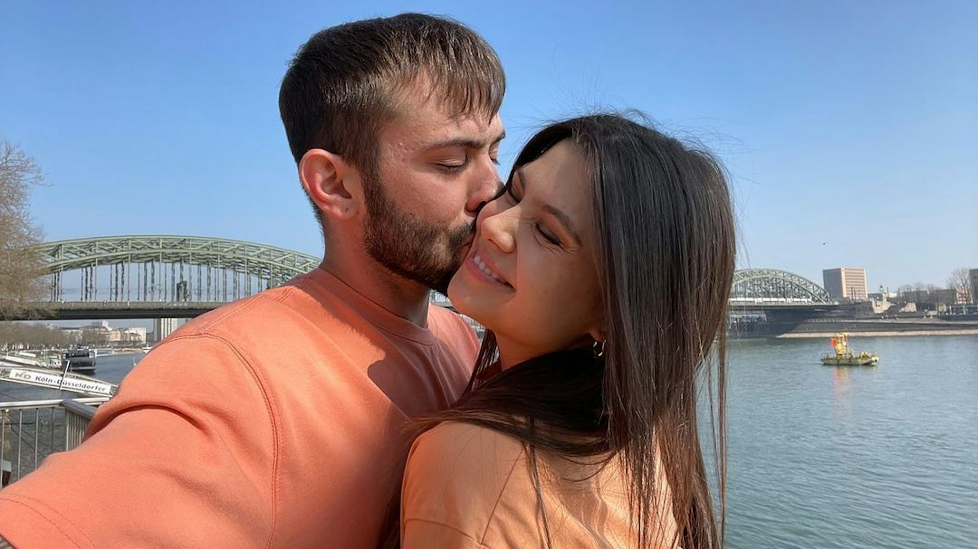 Daniele Negroni küsst Freundin Davina auf einem Instagram-Foto auf die Wange.