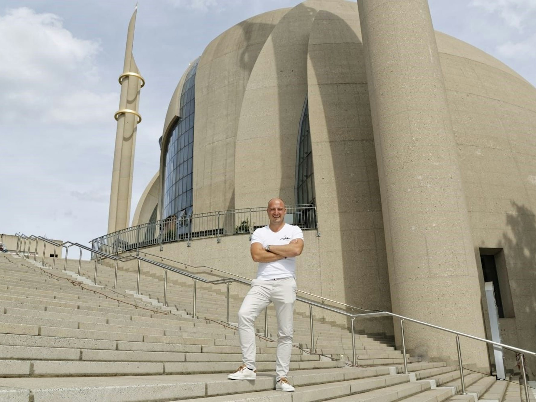 Mario Ebel am 3. August vor der Zentralmoschee in Ehrenfeld