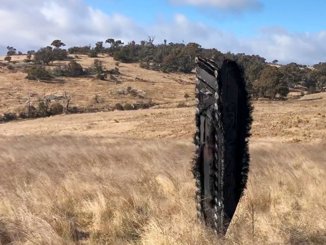 Dieses eigenartige schwarze Objekt mitten in der australischen Prärie sorgte für Rätselraten. Veröffentlicht wurde es vom Astrophysiker Brad Tucker. Er hat nun herausgefunden, woher das Teil stammt.