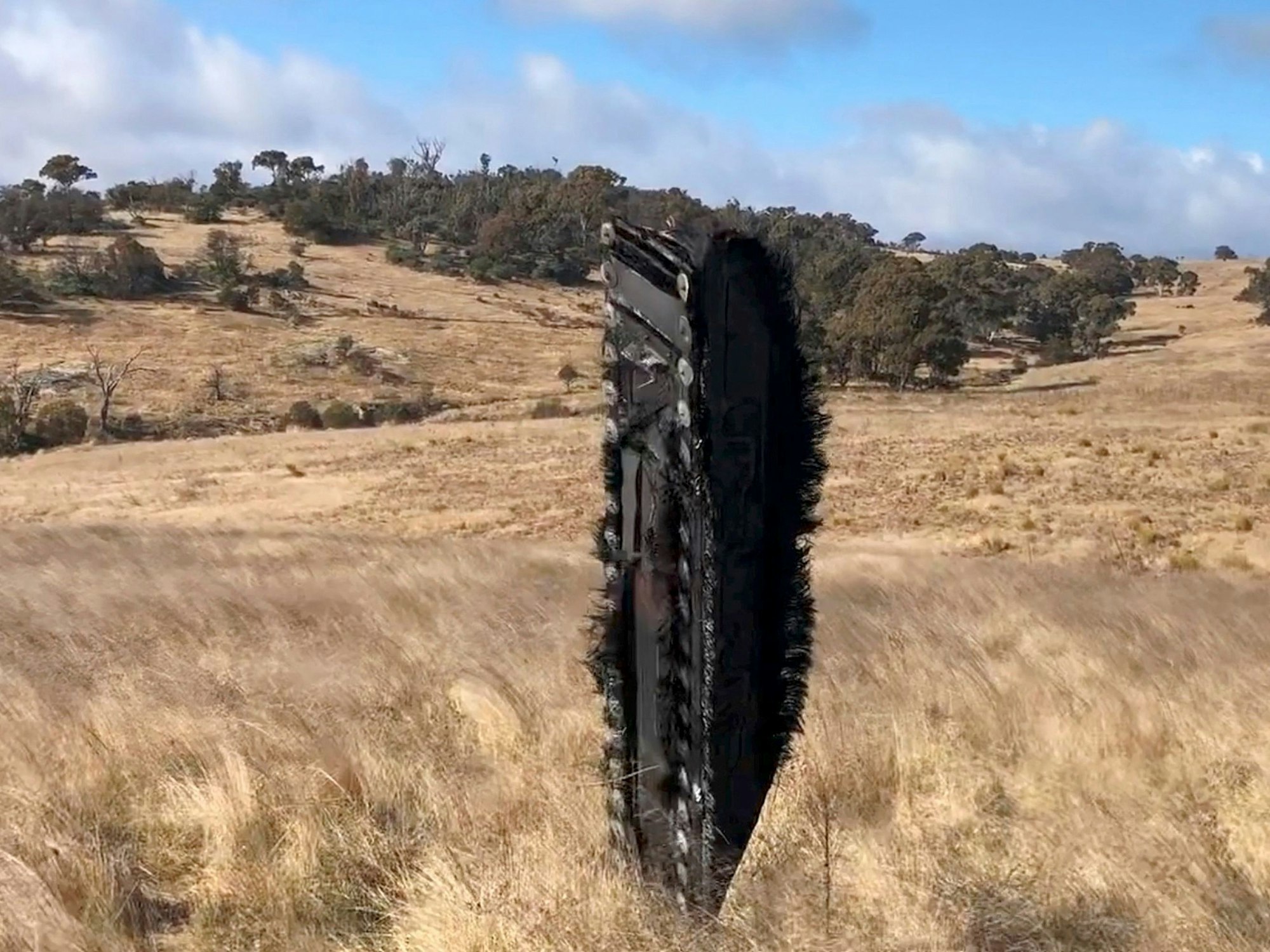 Dieses eigenartige schwarze Objekt mitten in der australischen Prärie sorgte für Rätselraten. Veröffentlicht wurde es vom Astrophysiker Brad Tucker. Er hat nun herausgefunden, woher das Teil stammt.