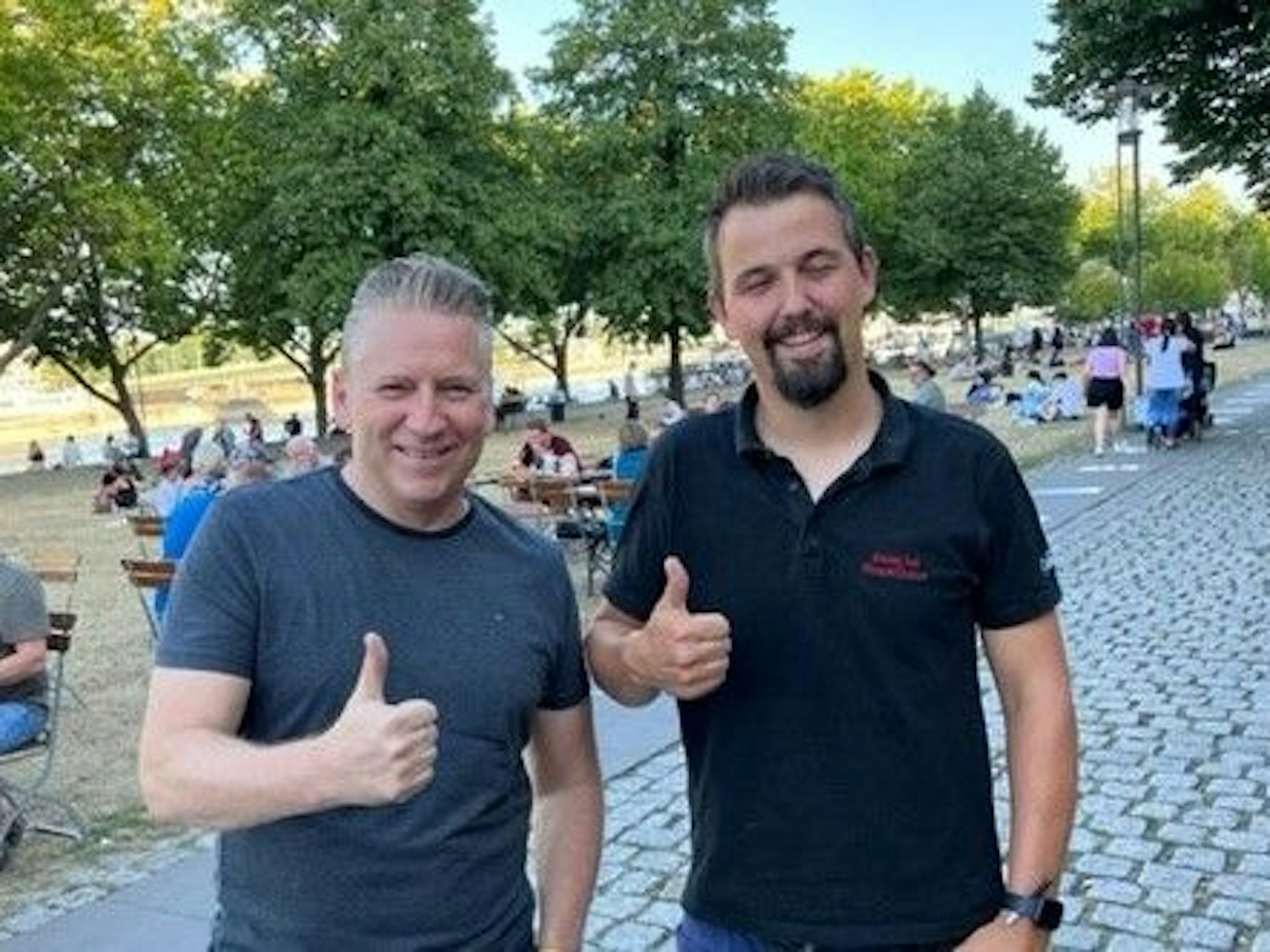 Frank Markus (l.) und Köbes Frank Pesch stehen auf der rheinwiese in der Kölner Altstadt