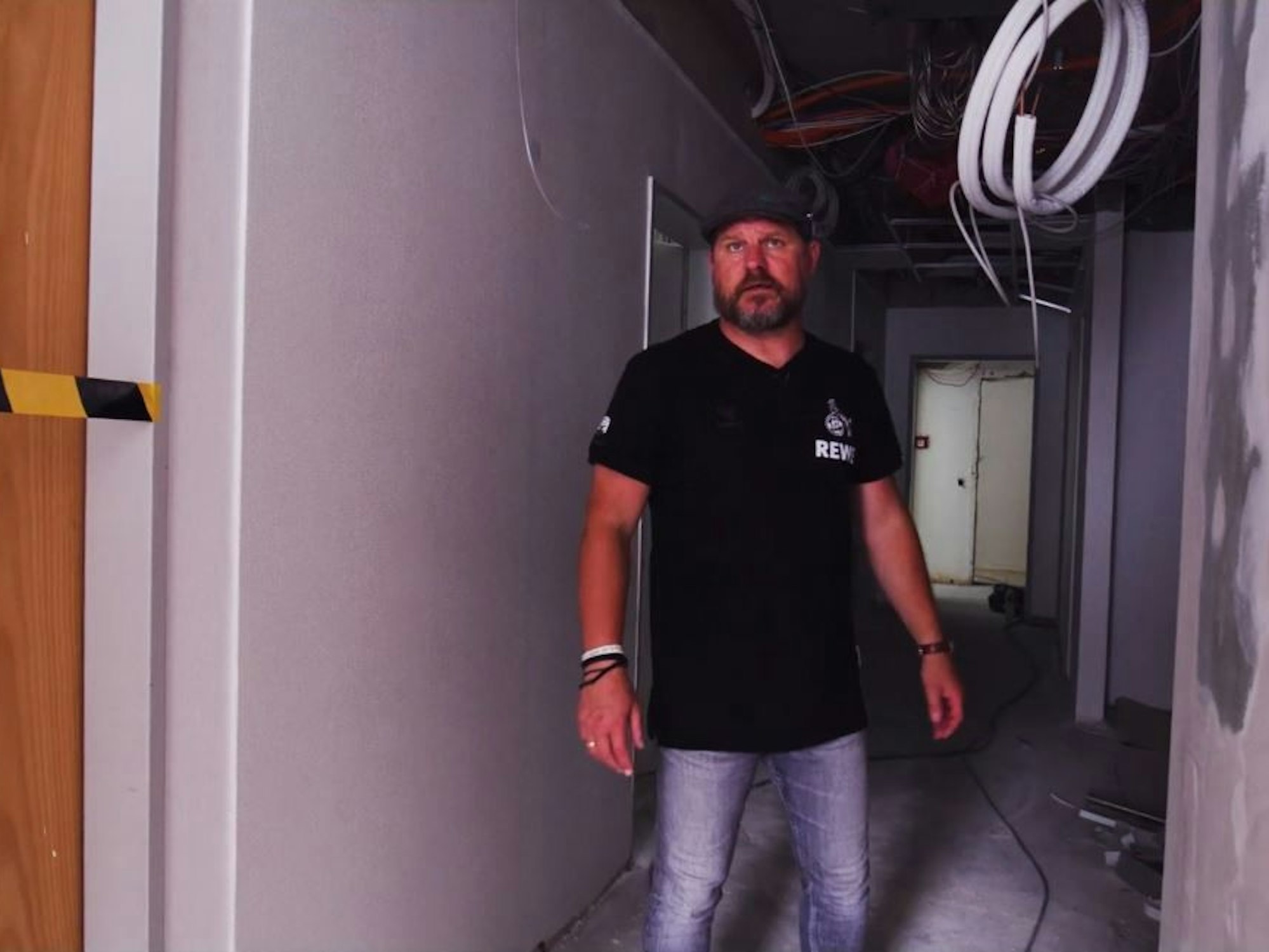 Steffen Baumgart auf der Baustelle am Geißbockheim