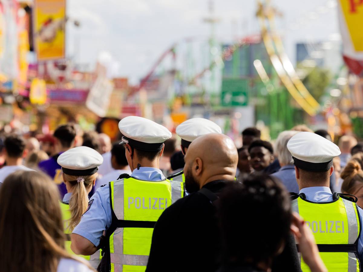 Polizeibeamte laufen am 15. Juli 2022 Streife auf der Rheinkirmes.