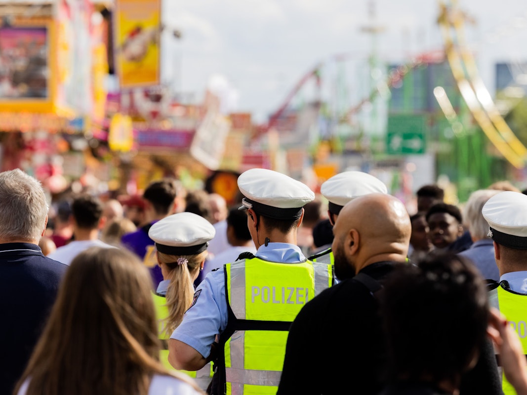 Polizeibeamte laufen am 15. Juli 2022 Streife auf der Rheinkirmes.